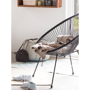 Chaise de jardin noire en métal et plastique, vue de face