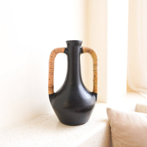 Petit vase décoratif en argile noir moulé à la main