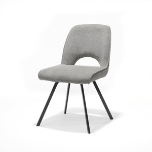 Fauteuil Jody en tissu Aragon gris, vue avant avec coussins élégants.