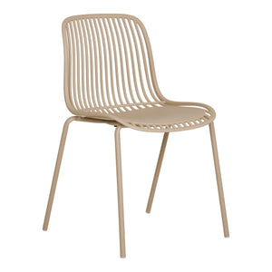 Chaise de jardin Branson en sable avec design empilable.