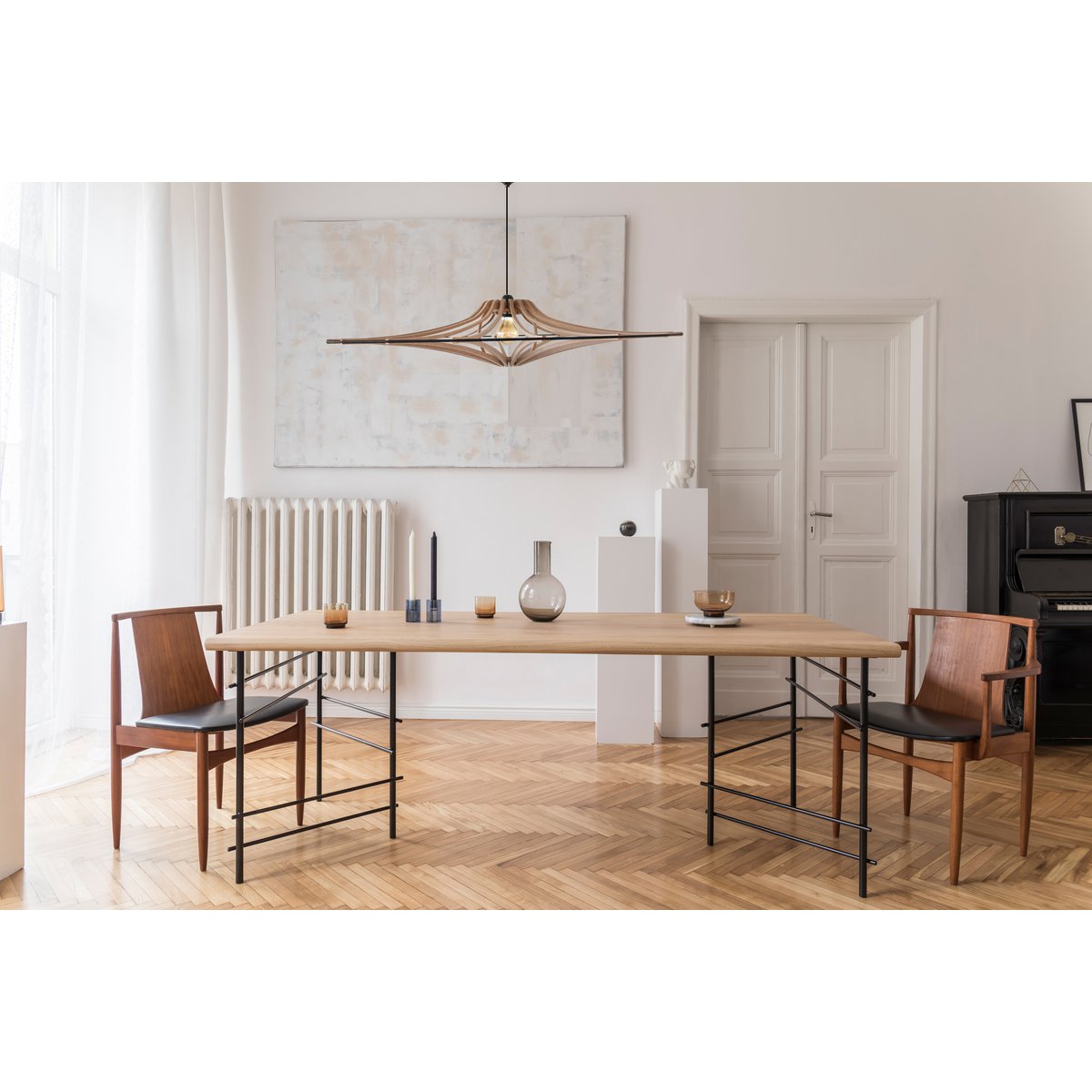 Suspension en bois RIF Singing au-dessus d'une table de salle à manger dans un intérieur parquet