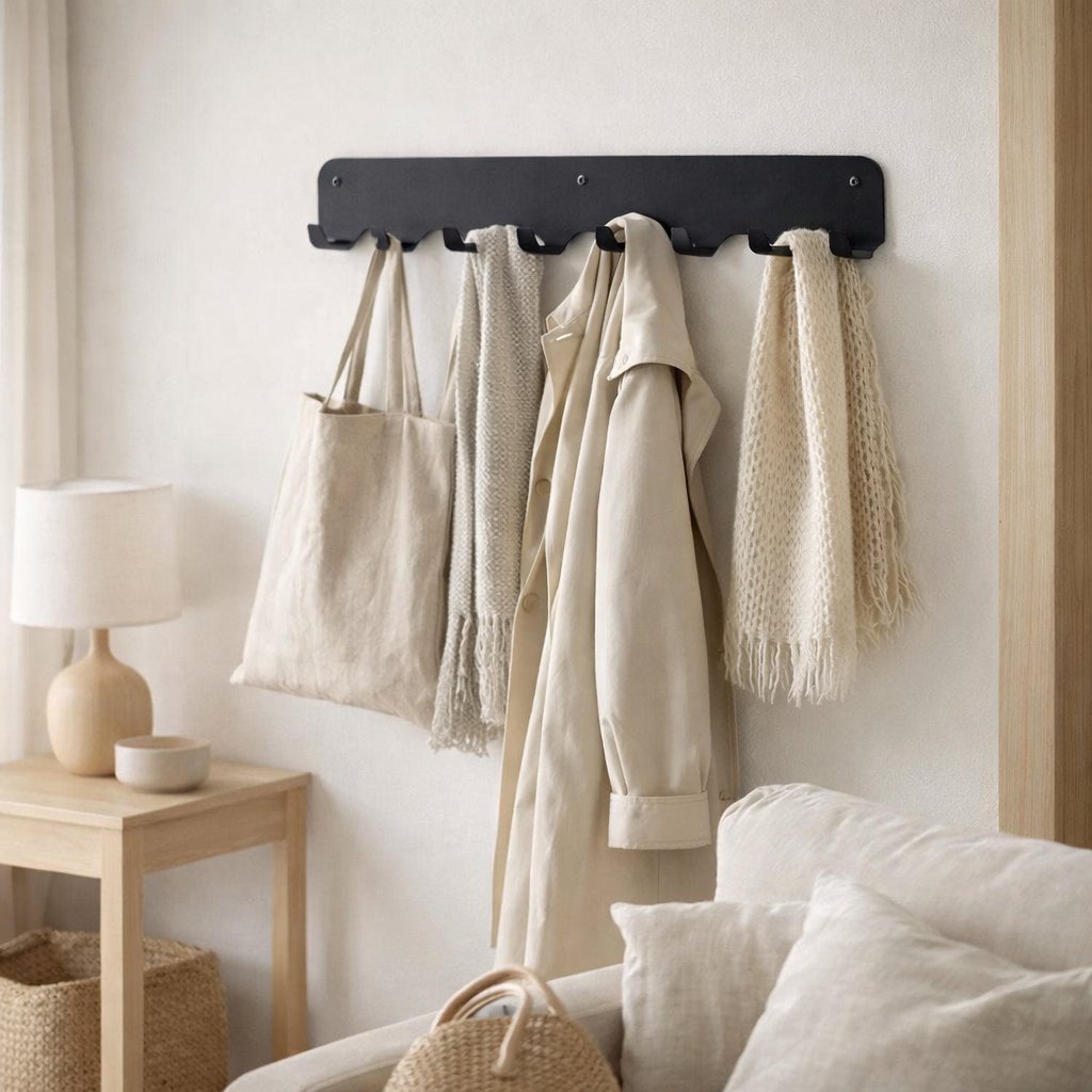 Porte-manteau mural Gorillz noir avec sacs et écharpe dans une entrée
