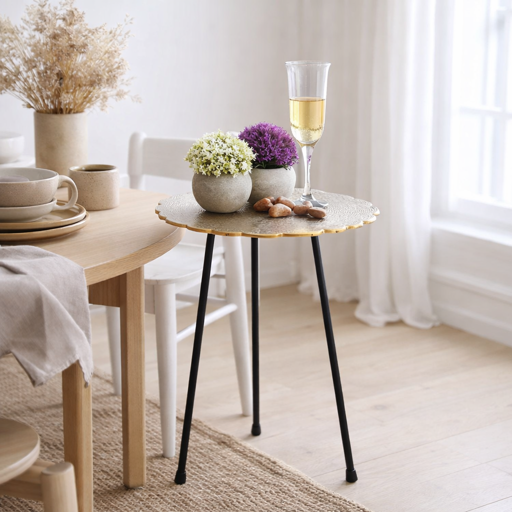 Table d'appoint ronde Voglrieder Hilton en métal, plateau martelé et pieds noirs dans un salon clair
