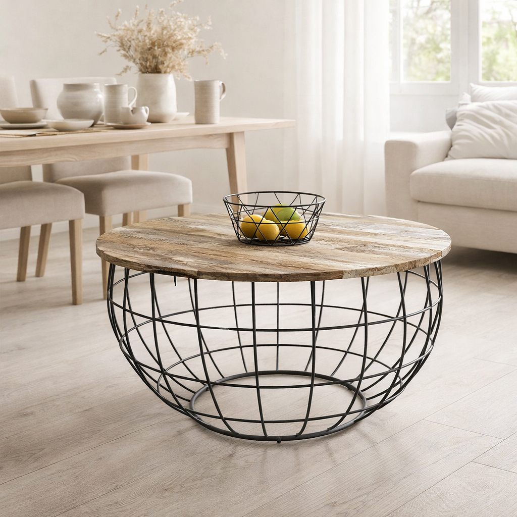 Table basse ronde en bois clair sur piétement métallique fin dans un salon lumineux