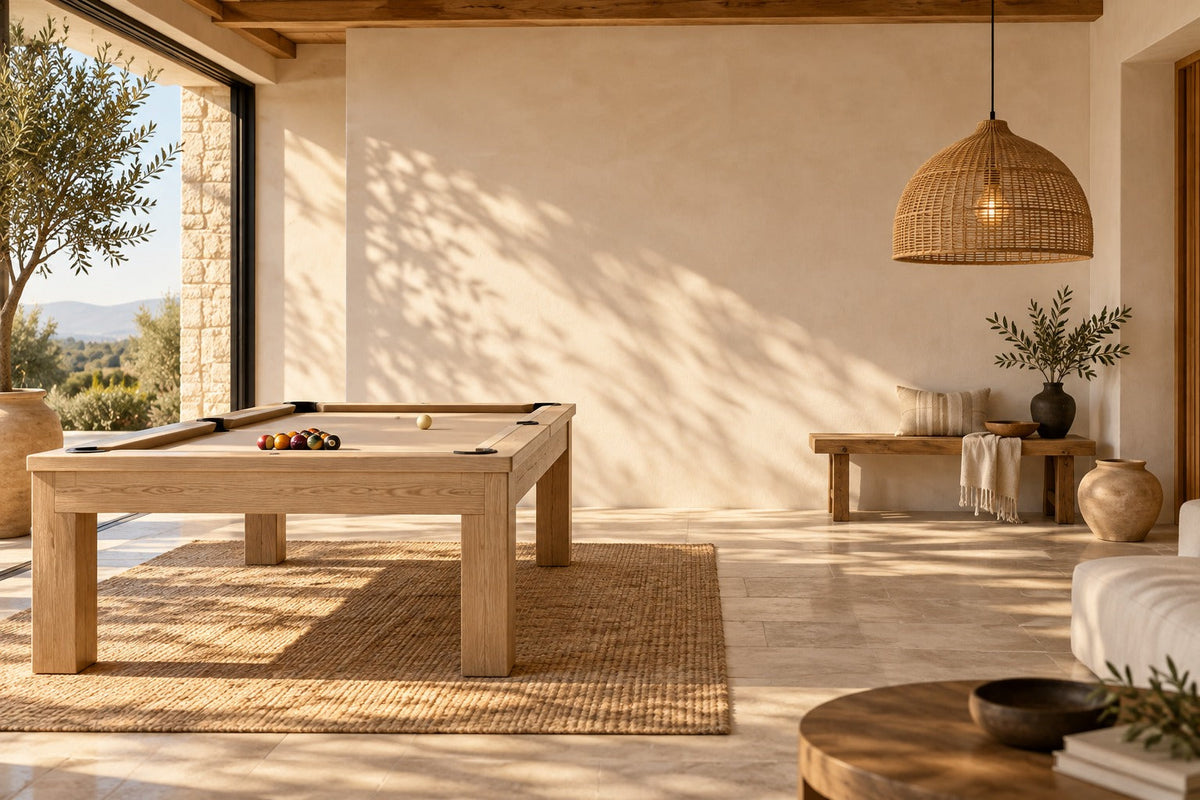 Billard en bois clair à tapis beige dans un salon lumineux