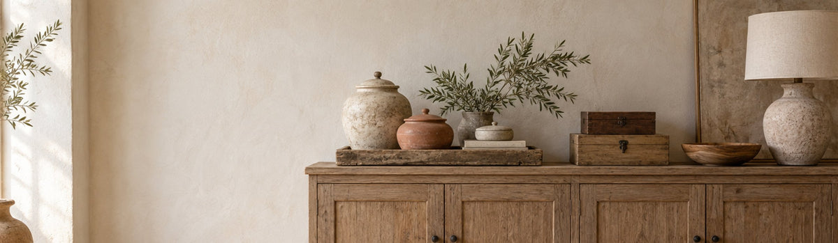 Pots et boîtes décoratives en céramique et bois sur un buffet – Boîtes et pots J-Line