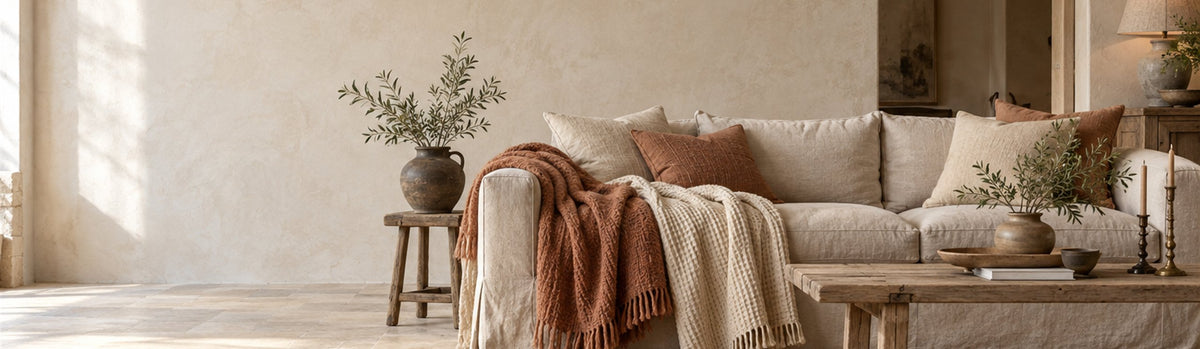 Plaids en laine terracotta et crème drapés sur un canapé en lin – Plaids J-Line