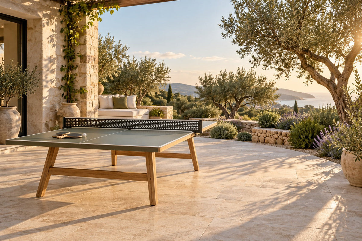 Table de ping-pong d'extérieur en bois sur une terrasse en pierre face aux oliviers