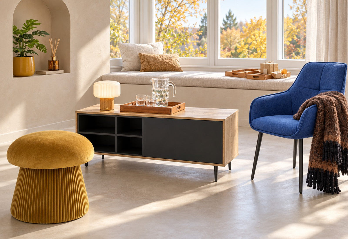 Séjour lumineux le lendemain d'un emménagement : pouf velours ocre, lampe sans fil Robin, carafe Bubble sur plateau en teck, fauteuil en lin bleu et plaid en laine