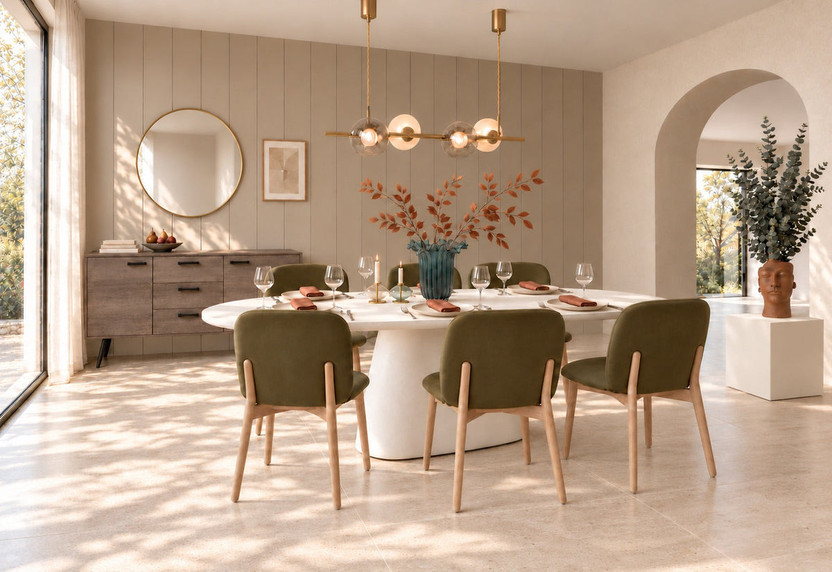 Salle à manger d'automne Homysa : table ovale en microciment, six chaises vert mousse, suspension laiton à quatre globes
