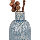 Vue rapprochée du motif floral sur le vase en céramique bleu