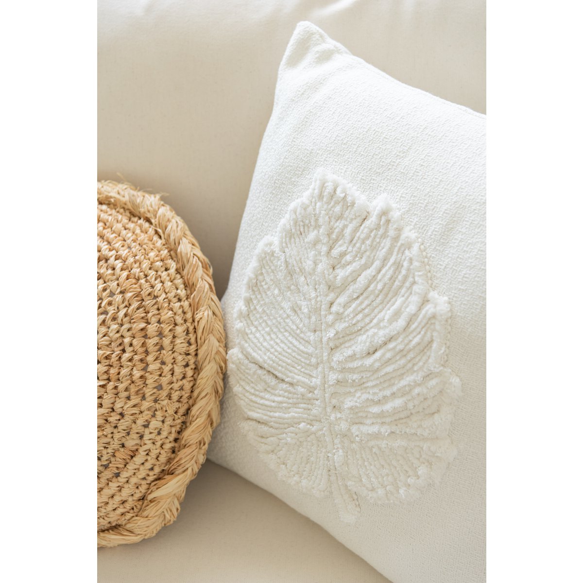 Coussin Leaf Square J-Line sur un canapé moderne