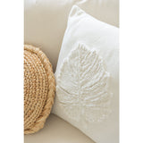 Coussin Leaf Square J-Line sur un canapé moderne