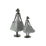 Sculpture J-Line dans un salon moderne, ajoutant une touche artistique