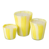 Bougie Noa Stripes Jaune - mise en scène sur une table décorée
