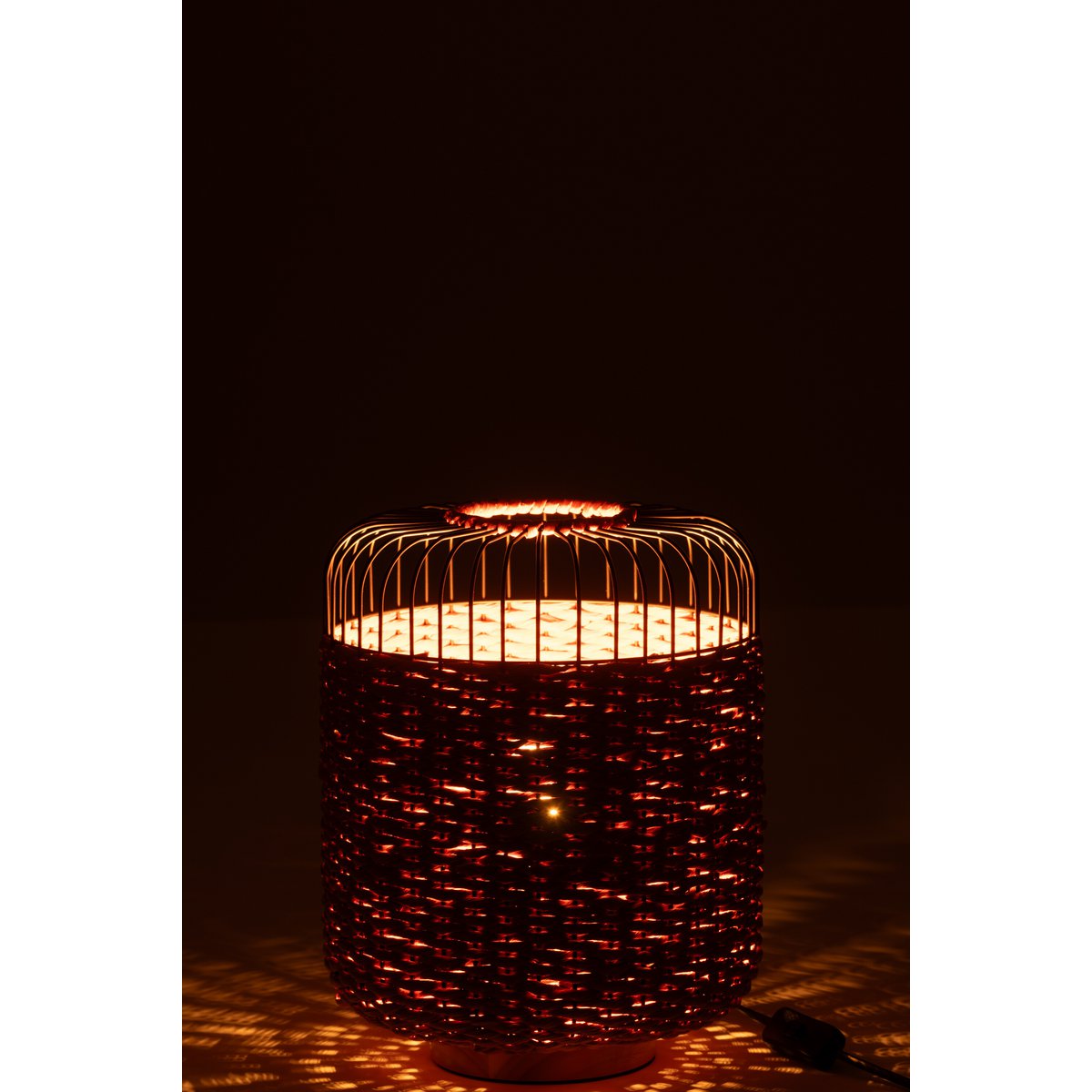 Lampe J-Line orange dans un intérieur moderne