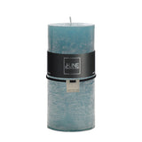Bougie cylindrique bleue J-Line, élégante et raffinée, posée sur une table