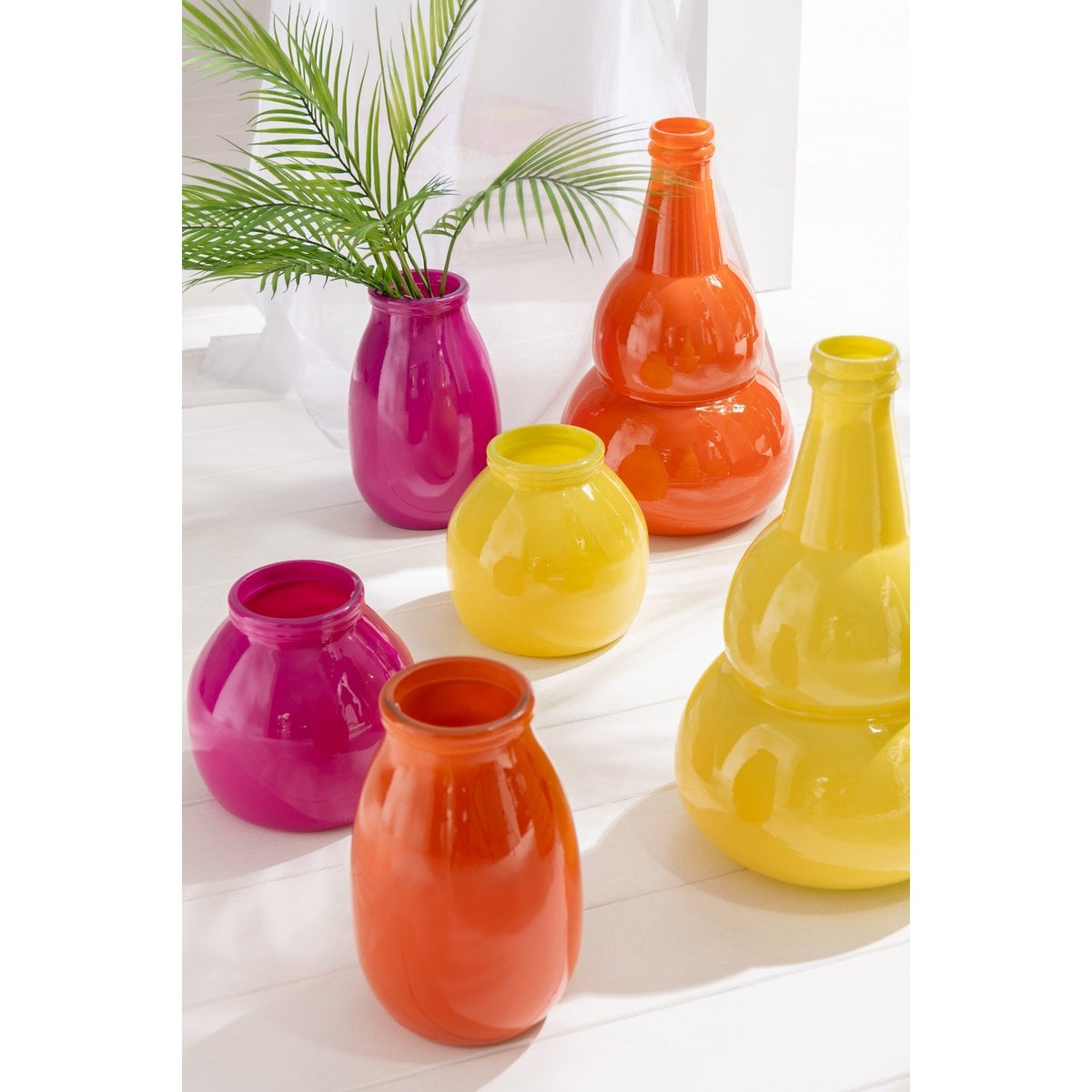 Vase J-Line en verre jaune, design moderne et élégant.