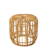 Table basse Sirine en rotin naturel vue de face dans un salon moderne