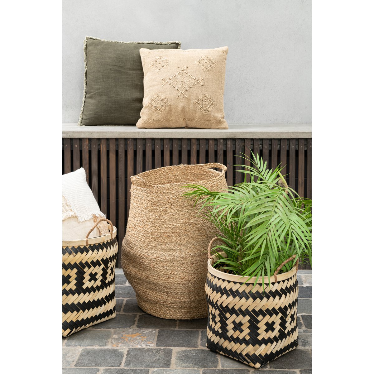 Gros plan sur la texture brodée du coussin J-Line