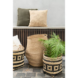 Gros plan sur la texture brodée du coussin J-Line