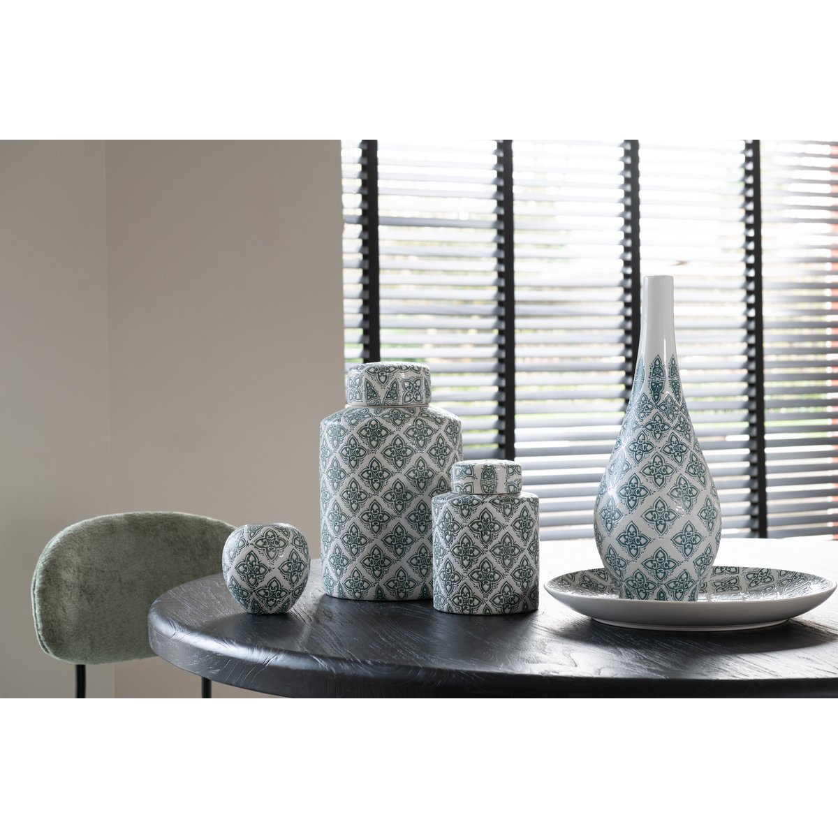 Vase Kousa Poire en porcelaine bleu et blanc, vue latérale montrant sa forme poire