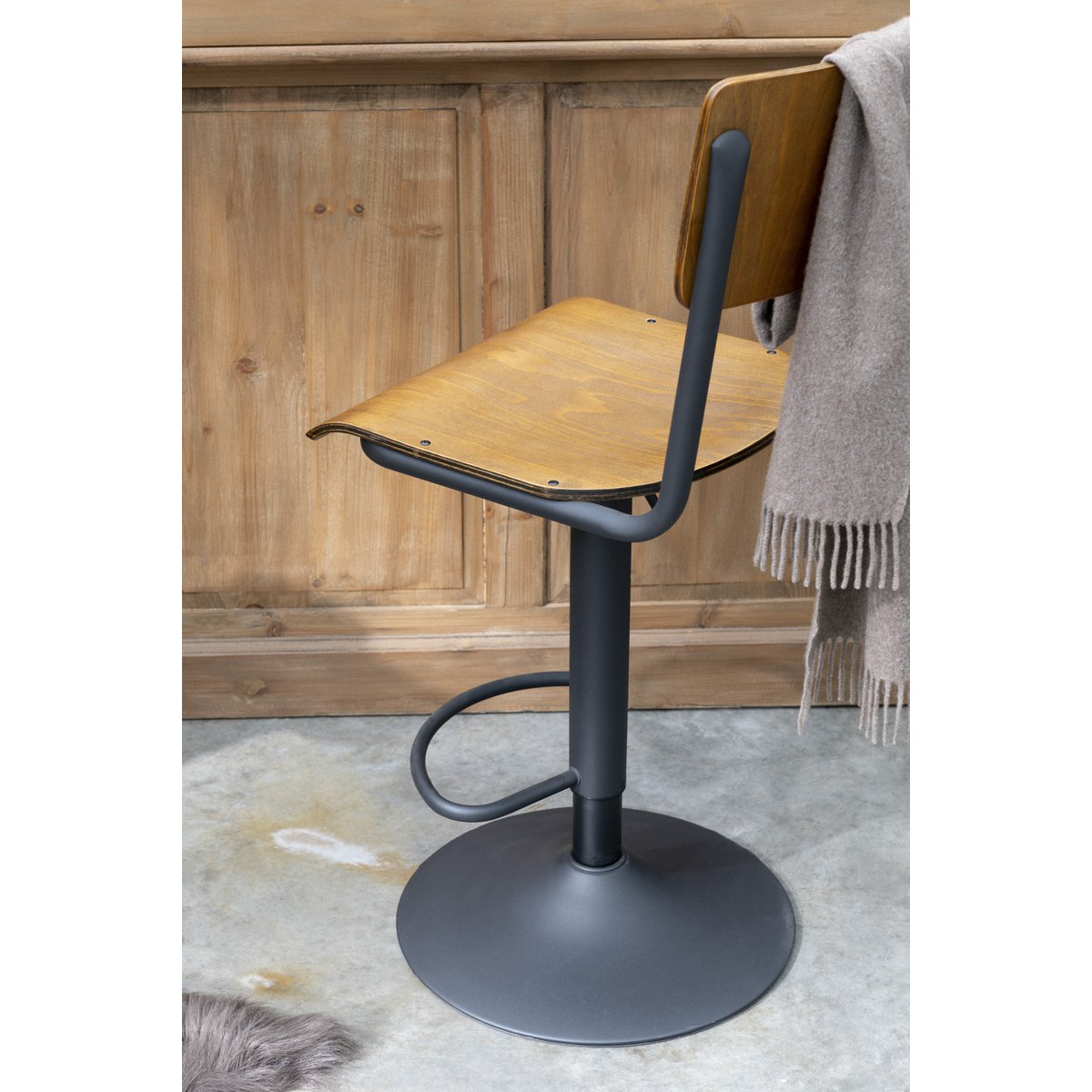 Chaise de bar J-Line dans un cadre contemporain