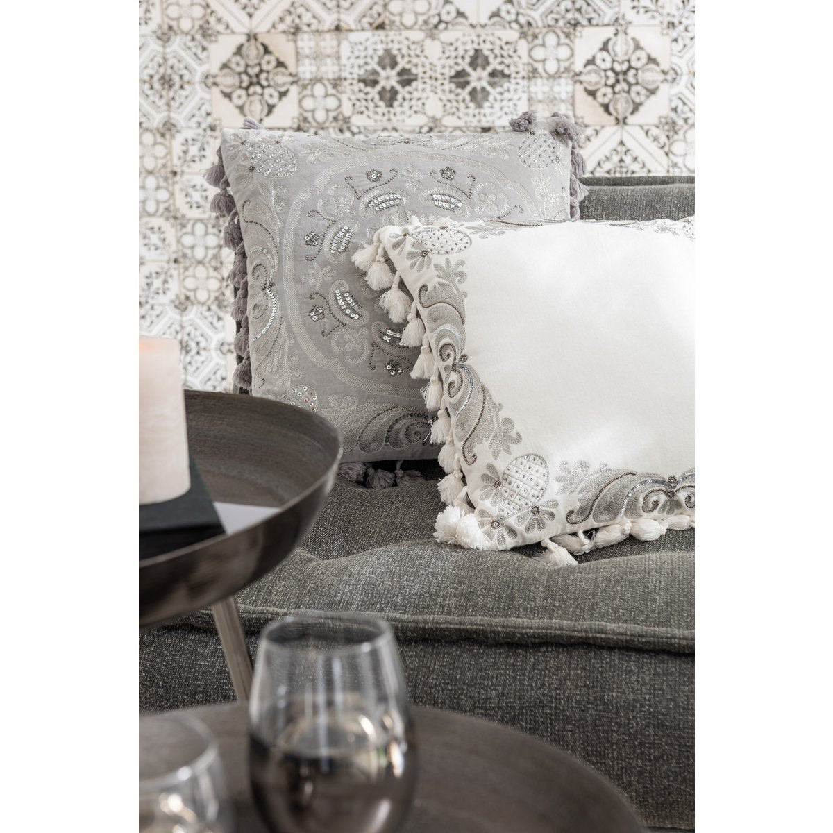 Détail des pompons du coussin J-Line gris
