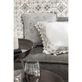 Détail des pompons du coussin J-Line gris