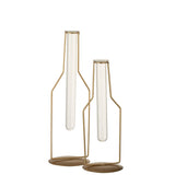 Vase tube doré avec fleurs, ambiance moderne
