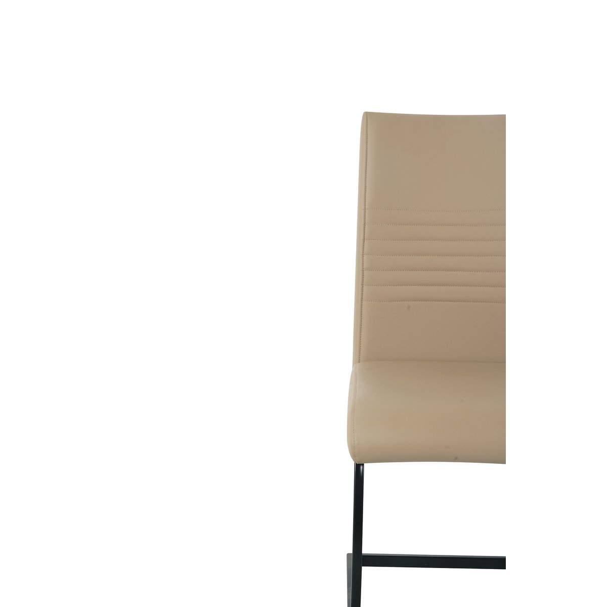 Ensemble de chaises cantilever dans une salle à manger