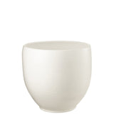Flowerpot Ying J-Line en céramique blanche sur un balcon