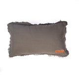 Housse de coussin Smoky Vibe sur un canapé moderne