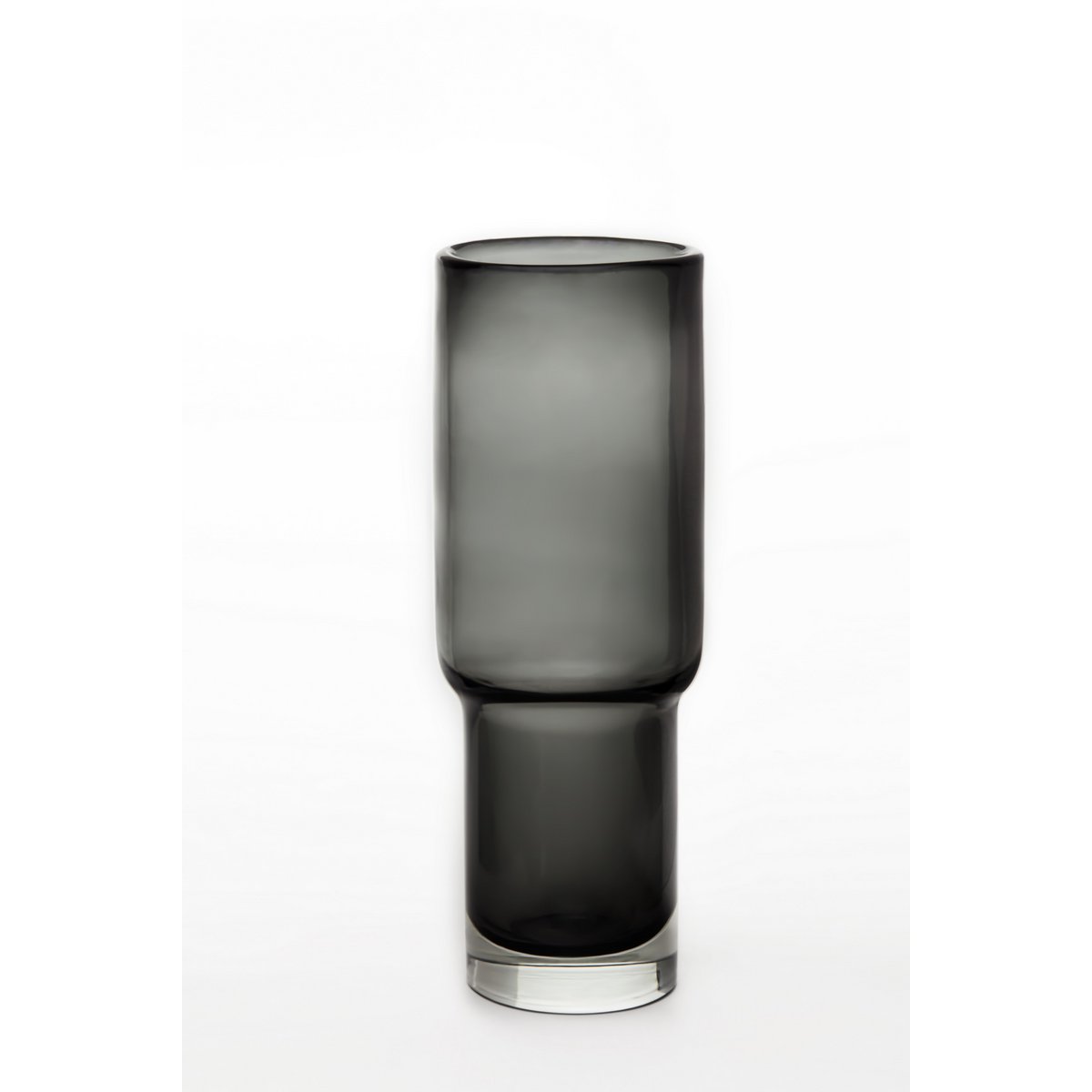 Détail du vase UDINE, bords arrondis et finition en verre clair