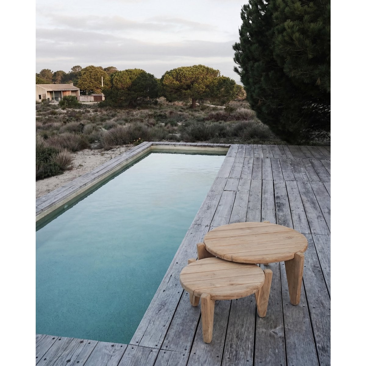 Vue de côté de la table basse Seseh en extérieur