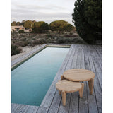Vue de côté de la table basse Seseh en extérieur