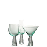 Détail du verre à cocktail J-Line Lewis, mettant en valeur sa couleur azur et son design raffiné.