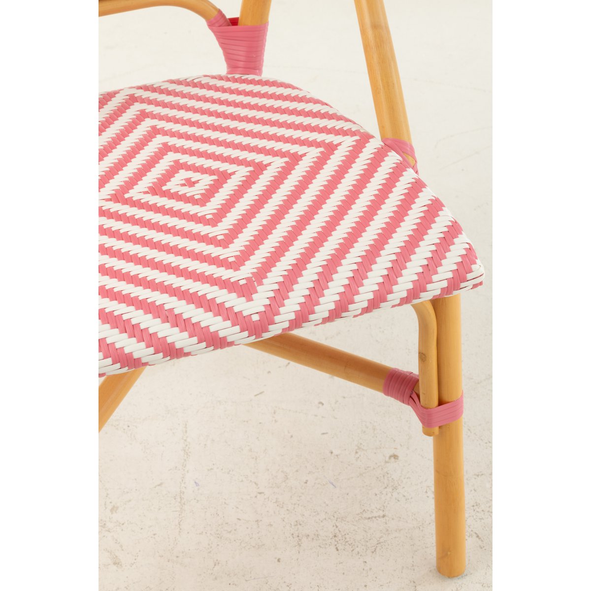 Chaise J-Line Liline dans un cadre bohème