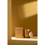 Vue latérale de la bougie Santal Satiné en cire jaune