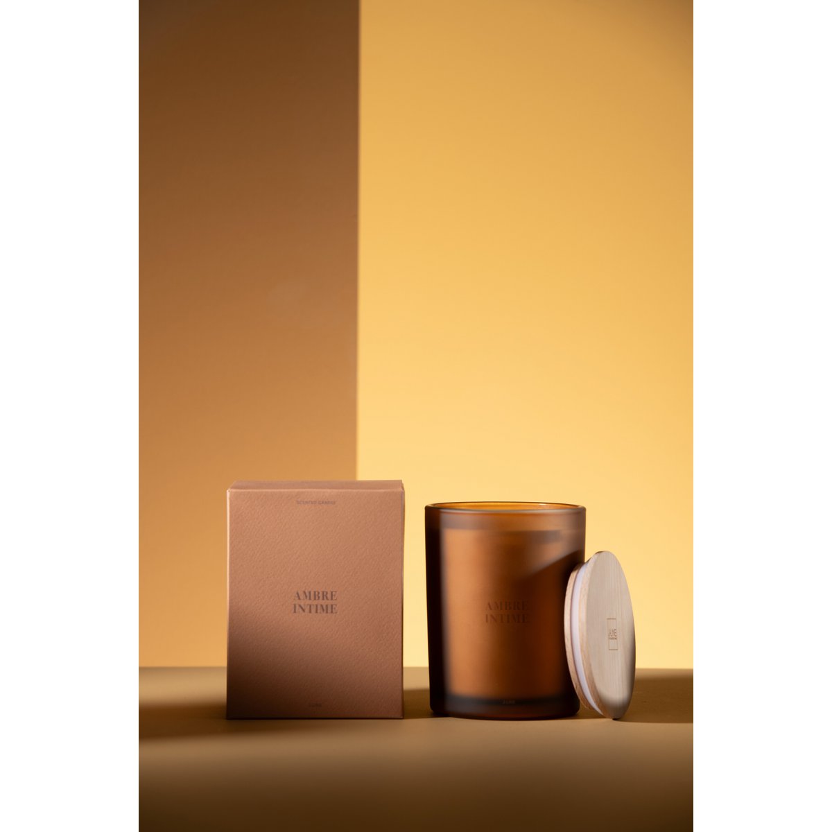 Bougie J-Line Ambre Intime sur une table élégante