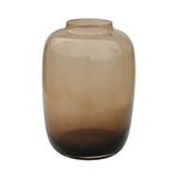 Vase Artic Taupe sur une table, décoration raffinée