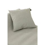 Coussin J-Line Outdoor gris sur un fauteuil de jardin