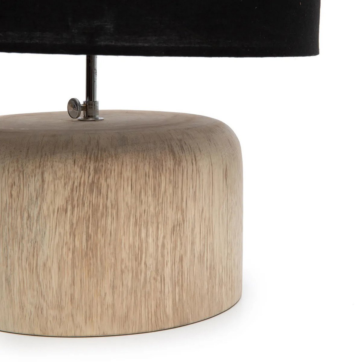 Vue rapprochée du pied de lampe en bois de teck sculpté à la main