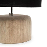 Vue rapprochée du pied de lampe en bois de teck sculpté à la main