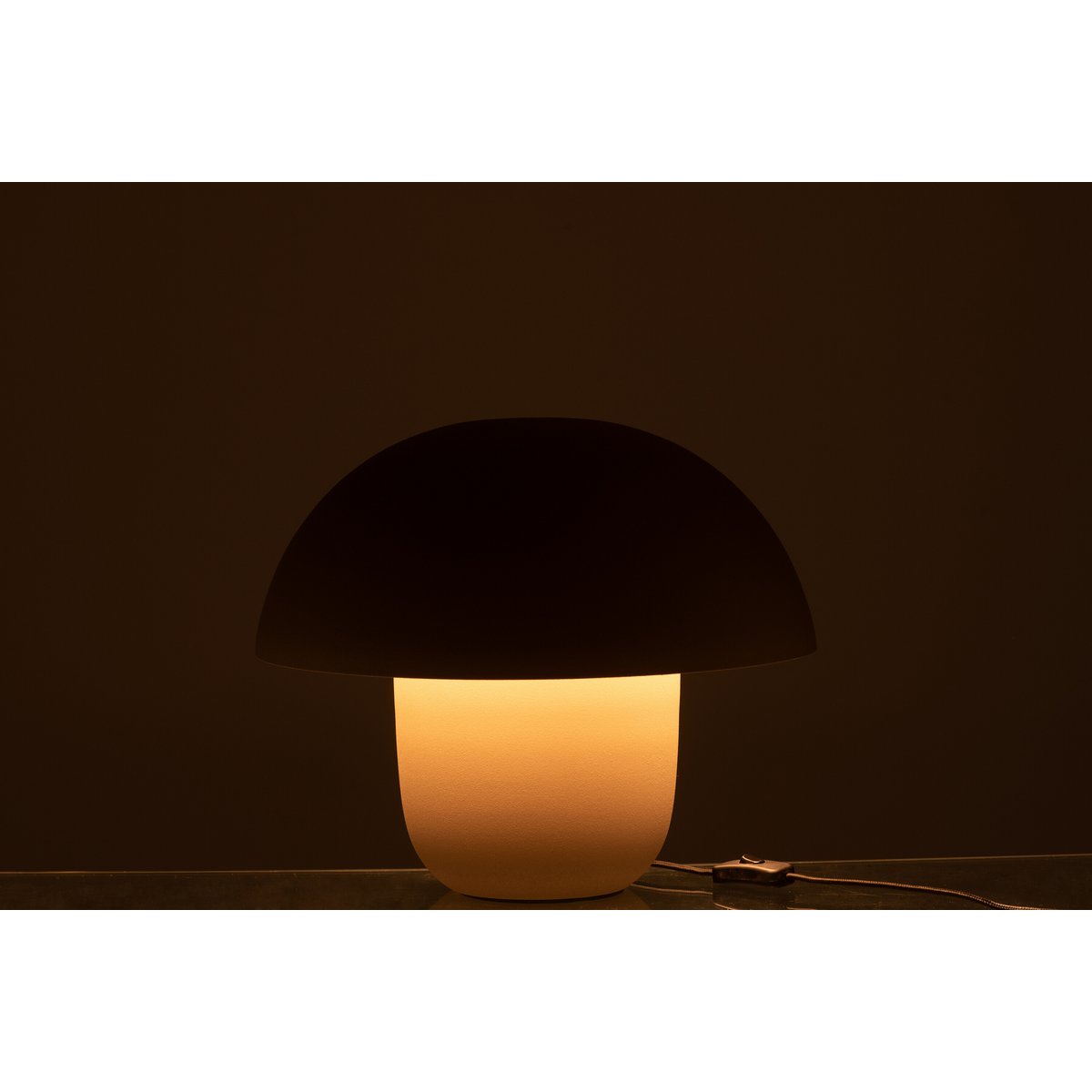Détail du design moderne de la lampe J-Line