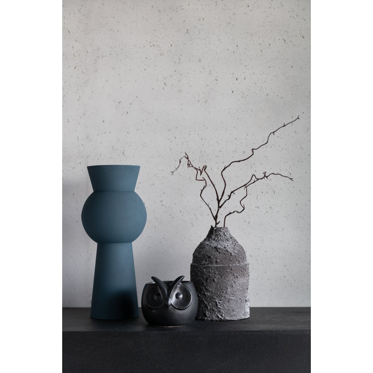 Pot de fleurs hibou noir en porcelaine sur une table