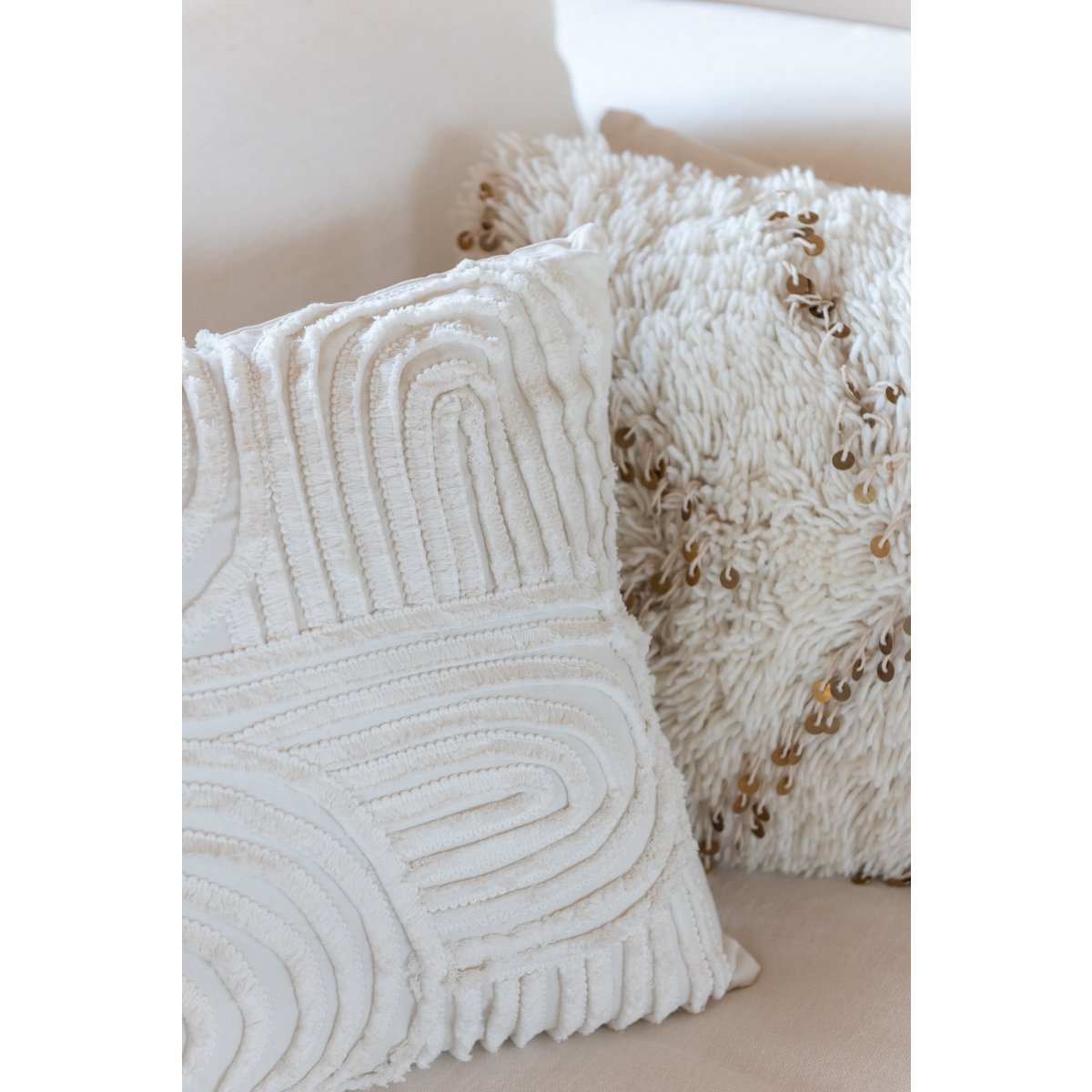 Vue rapprochée du tissu en coton blanc du coussin Square Pearl J-Line