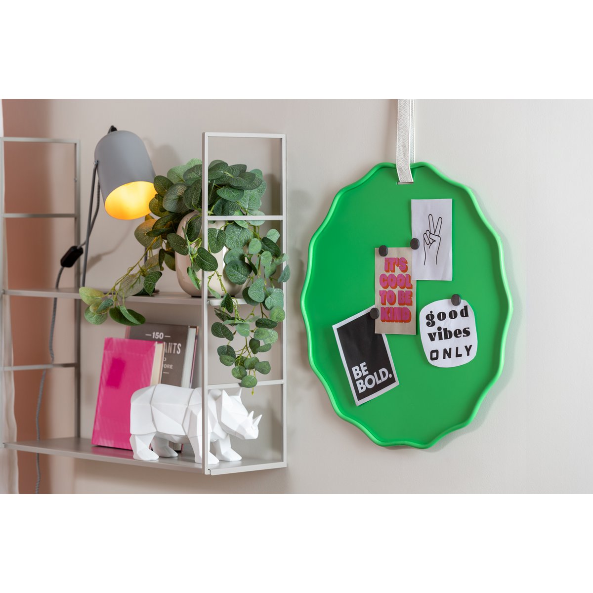 Tableau mémo Funky Wave accroché au mur, idéal pour photos et notes