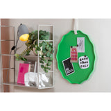 Tableau mémo Funky Wave accroché au mur, idéal pour photos et notes