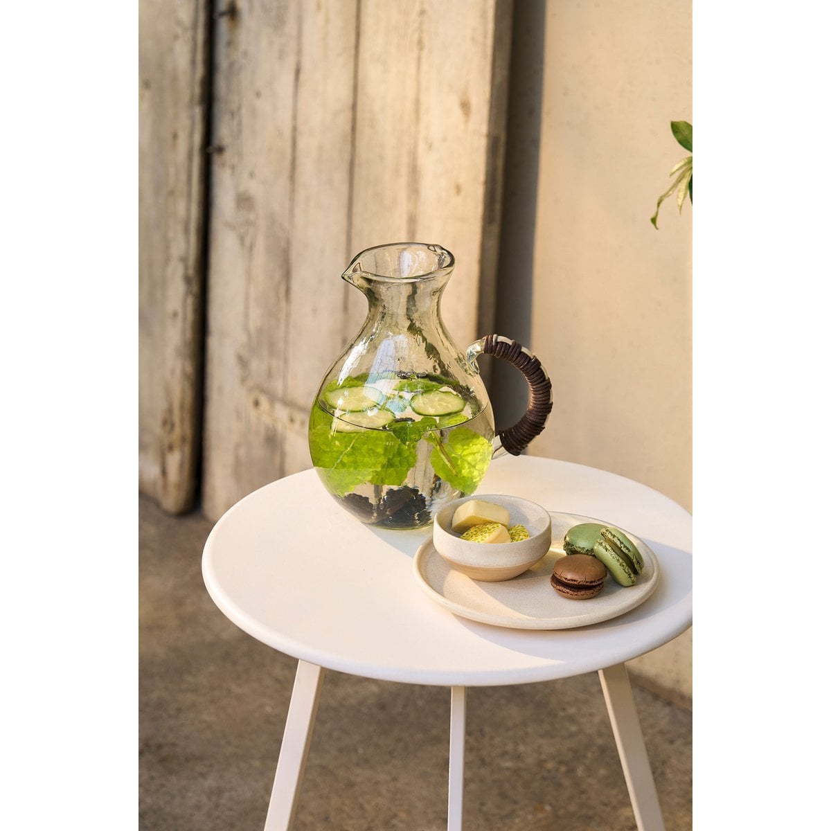 Vue latérale de la table d'appoint Seattle Blanc, mettant en valeur son design.